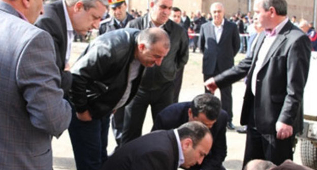 На месте, где было обнаружено тело главы села Прошян Грача Мурадяна. Армения, Котайк, 2 апреля 2013 г. Фото: http://www.1in.am/