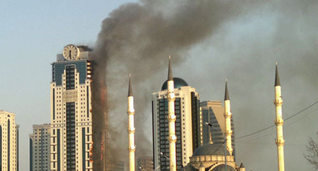 Пожар в башне "Олимп" комплекса "Грозный-Сити". Чечня, Грозный, 3 апреля 2013 г. Фото "Кавказского узла"