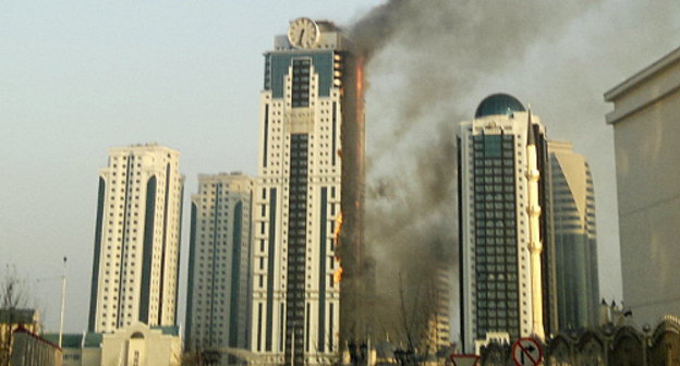 Пожар в башне "Олимп" комплекса "Грозный-Сити". Чечня, Грозный, 3 апреля 2013 г. Фото "Кавказского узла"