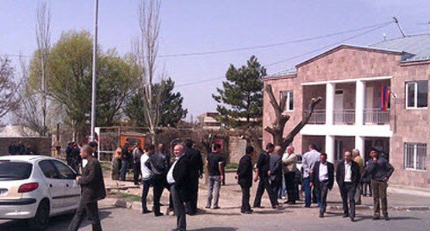 Здание сельской администрации, возле которого было обнаружено тело Грачьи Мурадяна, старосты села Прошян. Армения, 2 апреля 2013 г. Фото http://www.tert.am/