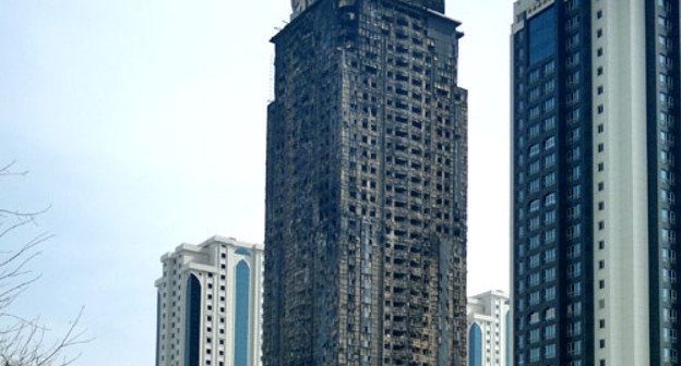 Сгоревшая башня "Олимп" в комплексе высотных зданий "Грозный-Сити". Грозный, 4 апреля 2013 г. Фото корреспондента "Кавказского узла"