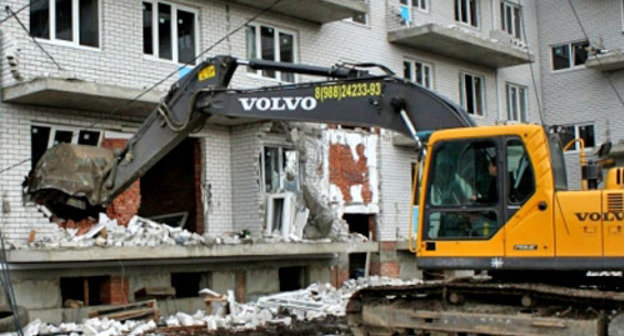 Демонтаж незаконного жилого комплекса на 150 квартир по улице Кадетская, 9, Краснодар. Фото: администрация муниципального образования город Краснодар и городской думы Краснодара, http://www.krd.ru/