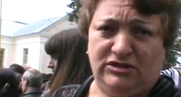 Жительница селения Белая Речка Кесару Геккиева во время сельского схода. Кабардино-Балкария, 3 апреля 2013 г. Фото с видео «Кавказский узел»