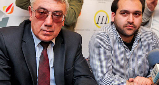 Лидер общественно-политического движения EL Эльдар Намазов (слева) и член правления Nida Тургут Гамбар. Фото Азиза Каримова для "Кавказского узла"