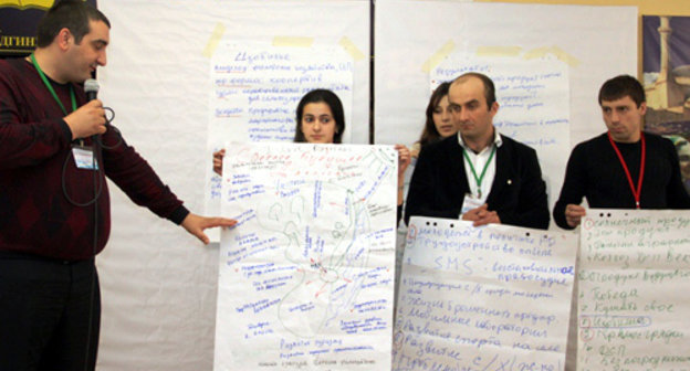 Участники молодежной сессии «За будущее Дагестана!» обсуждают свои проекты. Махачкала, 30 марта 2013 г. Фото Карины Агаевой, www.dagmol.ru