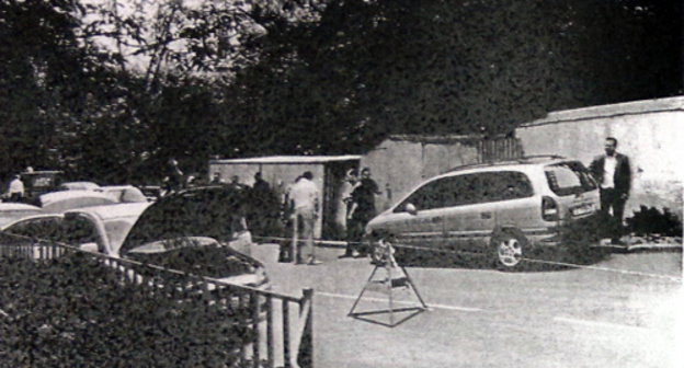 Место обнаружения автомобиля "Мицубиси Лансер" (на переднем плане слева). Фото из материалов дела об убийстве Юрия Буданова