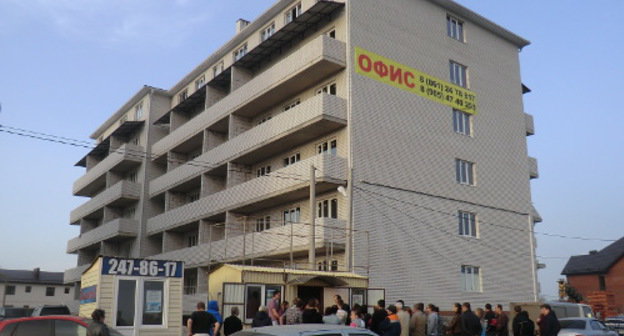Дольщики на общем собрании у недостроенного дома по улице Кадетская, 9. Краснодар, 6 апреля 2013 г. Фото Натальи Дорохиной дл "Кавказского узла"