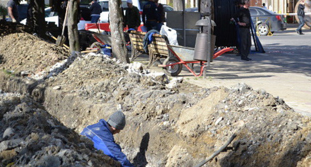 Рабочие роют траншеи у парка в районе морского вокзала Сочи. 31 марта 2013 г. Фото Светланы Кравченко для "Кавказского узла"