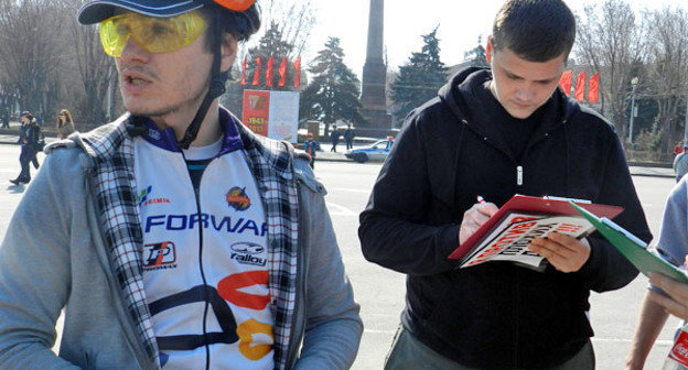 Серго Нарсия собирает подписи за велосипедные дорожки во время митинга "Сталинград и дороги". Волгоград, 7 апреля 2013 г. Фото Татьяны Филимоновой для "Кавказского узла"