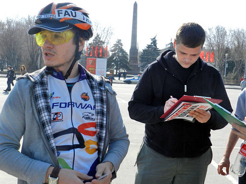 Серго Нарсия собирает подписи за велосипедные дорожки во время митинга "Сталинград и дороги". Волгоград, 7 апреля 2013 г. Фото Татьяны Филимоновой для "Кавказского узла"