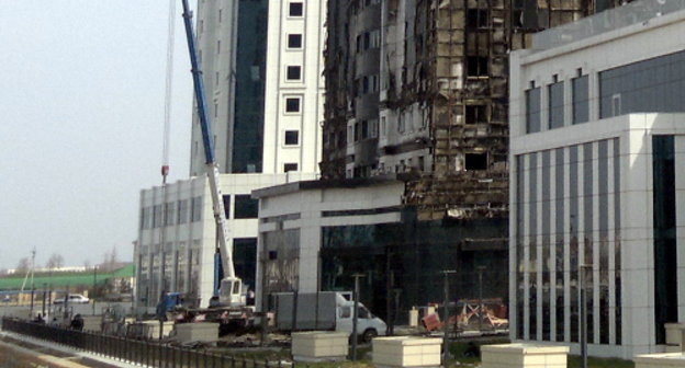 Строительная техника у башни "Олимп" высотного комплекса "Грозный-Сити". Чечня, Грозный, 6 апреля 2013 г. Фото "Кавказского узла"