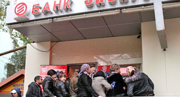 Очередь к банкомату банка "Экспресс". Фото: Благотворительный фонд "Чистое сердце", http://fond05.ru/