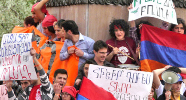 Студенты во время акции "Инаугурация Новой Армении". Ереван, 9 апреля 2013 г. Фото Армине Мартиросян для "Кавказского узла"