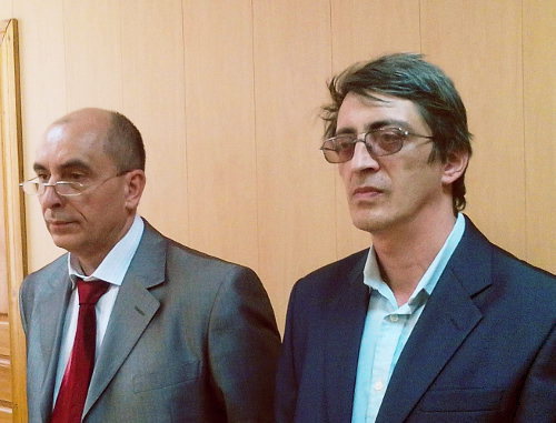 Рафаэль Басыров (справа) и его защитник Вячеслав Гончаров во время вынесения приговора в суде. Астрахань, 8 апреля 2013 г. Фото Елены Гребенюк для "Кавказского узла" 