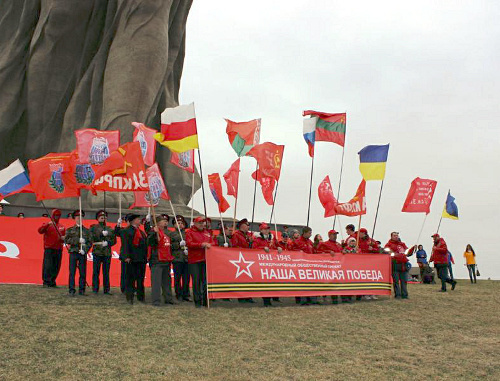 Участники автопробега "Наша Великая Победа" на Мамаевом кургане. Волгоград, 10 апреля 2013 г. Фото: http://kprf.ru