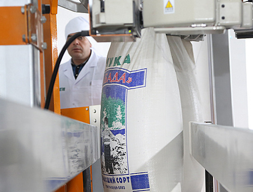 В одном из цехов нового мукомольного комбината. Ингушетия, Карабулак, 10 апреля 2013 г. Фото Ахмеда Осмиева, http://www.ingushetia.ru