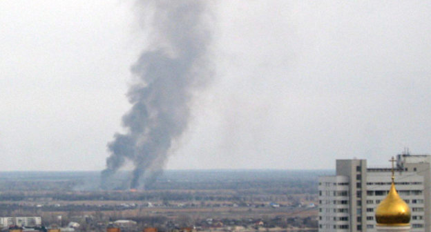 Пожар тростника в Волго-Ахтубинской пойме недалеко от города Краснослободска 11 апреля 2013 г. Вид с Заполотновской части Центрального района Волгограда. Фото Вячеслава Ященко для "Кавказского узла"