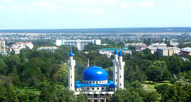 Вид на площадь Дружбы и Майкопскую Соборную мечеть. Майкоп. Фото: Kesoff, http://commons.wikimedia.org/