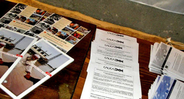 Рекламные проспекты фестиваля зарубежных документальных фильмов "CAUCADOC и наши права – наше будущее". Фото http://www.internews.am/