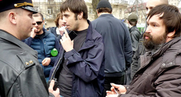 Участники акции "День русского гнева" общаются с сотрудником правоохранительных органов. Ростов-на-Дону, 13 апреля 2013 г. Фото Олеси Диановой для "Кавказского узла"