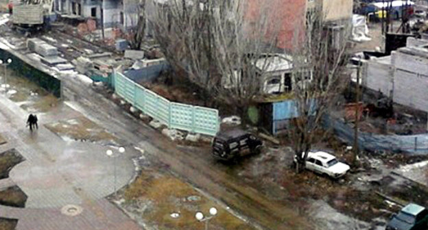 Окруженный строительным забором одноэтажный дом семьи Порфирьевых на улице Амурской. Астрахань, апрель 2013 г. Фото Елены Гребенюк для "Кавказского узла"