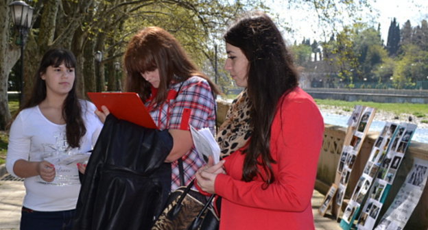  

 Сбор подписей под заявлением на имя мэра Анатолия Пахомова во время пикета в защиту бездомных животных. Сочи, 13 апреля 2013 г. Фото Светланы Кравченко для "Кавказского узла"