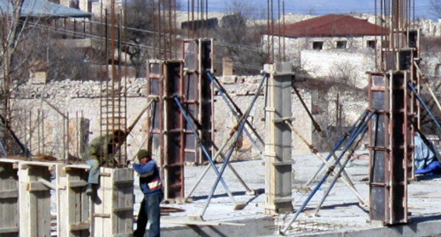 Строительство нового дома-интерната в Шуши. Нагорный Карабах, апрель 2013 г. Фото Алвард Григорян для "Кавказского узла"