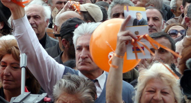 Сторонники Раффи Ованнисяна на акции "Инаугурация Новой Армении". Ереван, 9 апреля 2013 г. Фото Армине Мартиросян для "Кавказского узла"