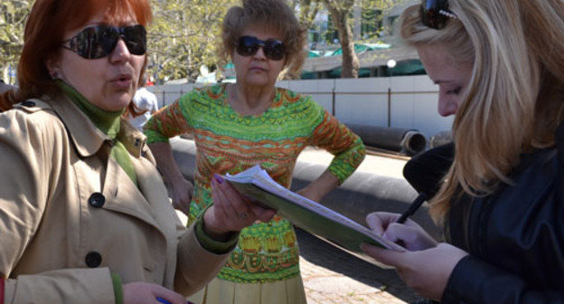 Сбор подписей против коммерческой застройки парков. Сочи, 14 апреля 2013 г. Фото Светланы Кравченко для "Кавказского узла"