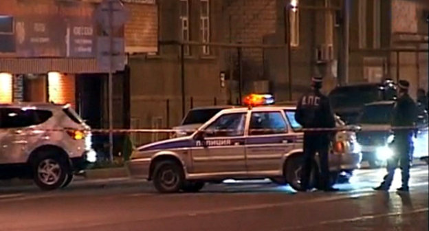 На месте убийства Сайгидгусейна Омаргаджиева. Дагестан, Махачкала, 15 апреля 2013 г. Кадр из видеорепортажа РГВК "Дагестан", http://rgvktv.ru