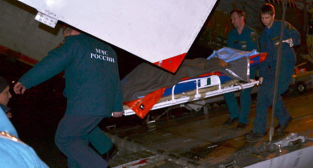 Бригады центра медицины катастроф Волгоградской области выносят пострадавших с борта спецсамолета МЧС. Волгоград, 15 апреля 2013 г. Фото пресс-службы ГУ МЧС по Волгоградской области, www.34.mchs.gov.ru