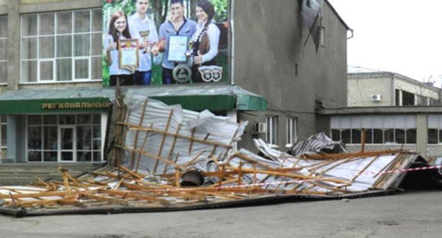 В результате сильного порыва ветра сорвало большую часть кровли с крыши Регионального многопрофильного колледжа. Ставрополь, 16 апреля 2013 г. Фото: МЧС России, http://www.mchs.gov.ru/