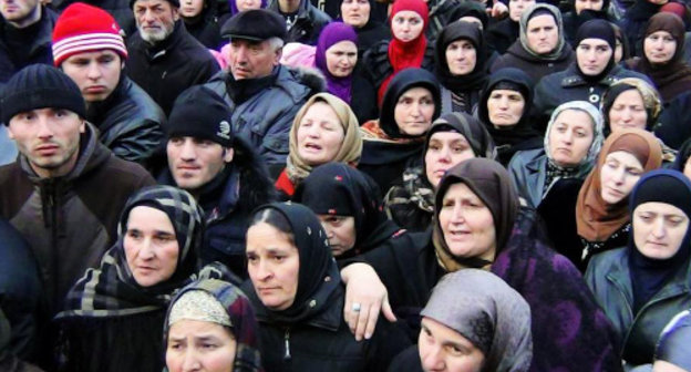 Жители села Гимры на митинге. Фото Нурмагомеда Абакарова, http://www.odnoselchane.ru