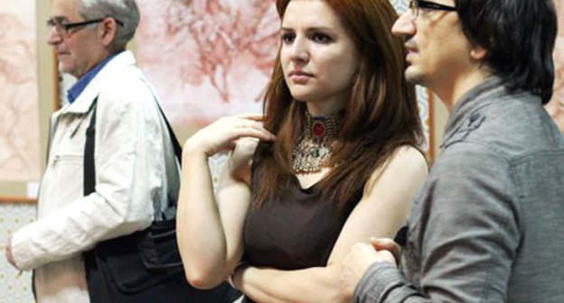 Персональная выставка ногайского художника-графика Алибека Койлакаева "Герои времени" открылась в Центре этнической культуры в Махачкале. 13 апреля 2013 г. На снимке: одна из организаторов выставки Джавгарат Монакова. Фото Имама Гусейнова
