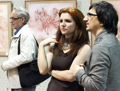 Персональная выставка ногайского художника-графика Алибека Койлакаева "Герои времени" открылась в Центре этнической культуры в Махачкале. 13 апреля 2013 г. На снимке: одна из организаторов выставки Джавгарат Монакова. Фото Имама Гусейнова
