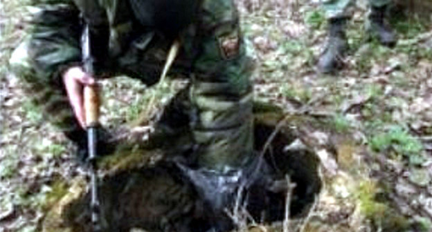 Оперативник УМВД по г. Нальчик у тайника с оружием. Фото: http://07.mvd.ru