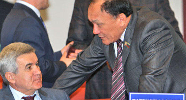 Члены фракции "Патриоты России" перед голосованием на сессии Народного Собрания. Дагестан, 18 апреля 2013 г. Фото: Руслан Алибеков