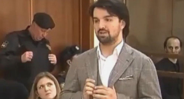 Адвокат Мурад Мусаев выступает в зале суда, слева - адвокат Дарья Тренина. Москва. Фото: скриншот с видео пресс-службы Мосгорсуда