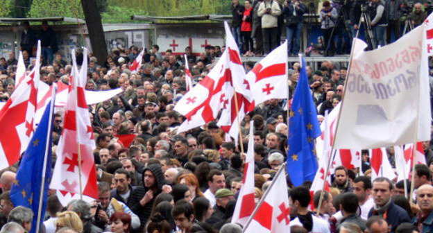 Сторонники "Единого национального движения" собираются на акцию у бывшего здания парламента Грузии. Тбилиси, 19 апреля 2013 г. Фото Патимат Махмудовой для "Кавказского узла"