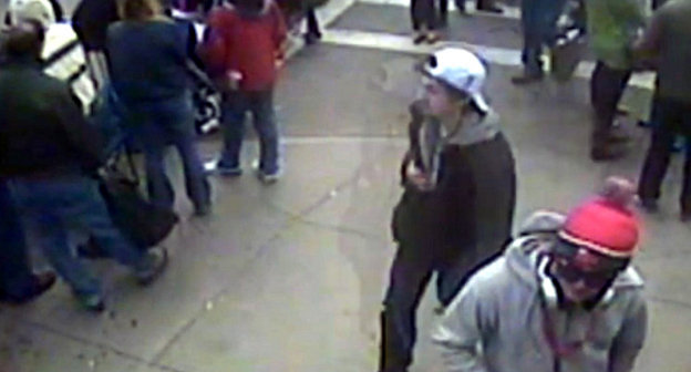 Джохар Царнаев (в белой бейсболке) у финиша Бостонского марафона 15 апреля 2013 г. Кадр из видеосъемки камер наблюдения с сайта ФБР, http://www.fbi.gov