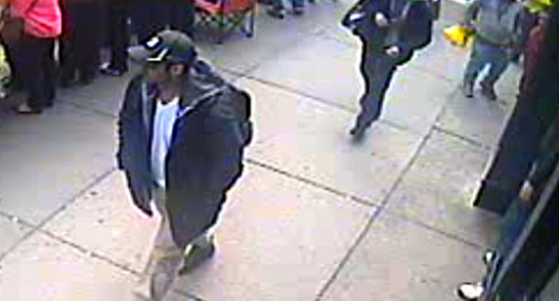 Братья Царнаевы у финиша Бостонского марафона 15 апреля 2013 г.  Кадр видео, снятого камерами наблюдения, с сайта ФБР, http://www.fbi.gov