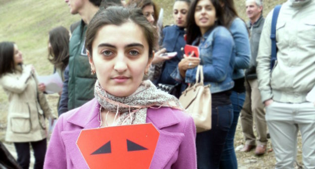 Акция ко дню памяти жертв геноцида армян в Османской империи. На фото - президент армянского землячества в РУДН Люсине Григорян. Москва, 21 апреля 2013 г. Фото Елены Хрусталевой для "Кавказского узла"