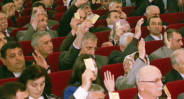 Голосование на съезде народа Ингушетии. Селение Нестеровское, 20 апреля 2013 г. Фото: http://www.ingushetia.ru