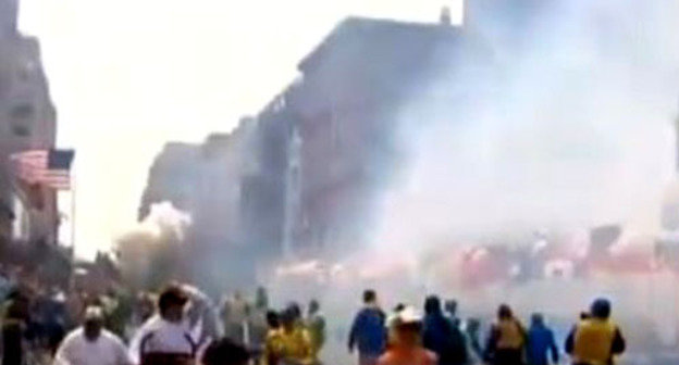Первые секунды после взрыва в Бостоне. 15 апреля 2013 г. Фото: скриншот с видео www.youtube.com