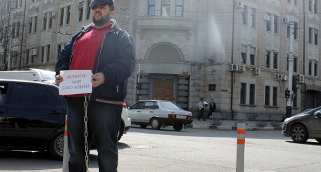 Михаил Абрамян в одиночном пикете  напротив здания УФСБ России по Краснодарскому краю. Краснодар, 5 апреля 2013 г. Фото Андрея Кошика для "Кавказского узла"