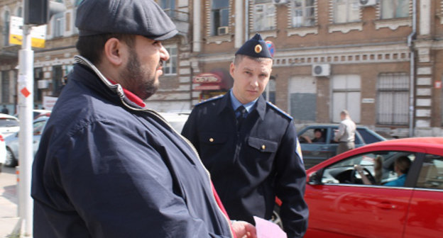 Михаил Абрамян и сотрудник полиции, вышедший узнать о причинах пикета, у здания УФСБ по Краснодарскому краю. Краснодар, 5 апреля 2013 г. Фото Андрея Кошика для "Кавказского узла"