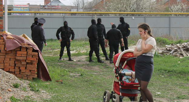 Жители и судебные приставы у подлежащего сносу дома по улице Кадетской. Краснодар, 4 апреля 2013 г. Фото Андрея Кошика для "Кавказского узла"