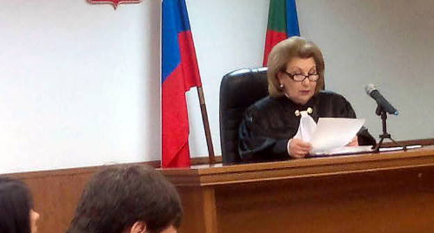 Судья Верховного суда КЧР Светлана Растова зачиывает приговор обвиняемым в убийстве Заура Зеушева. КЧР, Черкесск, 23 апреля 2013 г. Фото Аси Капаевой для "Кавказского узла"