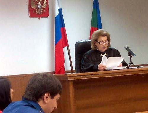 Судья Верховного суда КЧР Светлана Растова зачиывает приговор обвиняемым в убийстве Заура Зеушева. КЧР, Черкесск, 23 апреля 2013 г. Фото Аси Капаевой для "Кавказского узла"