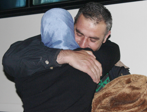 Вновь прибывших репатриантов из Сирии в аэропорту Сочи встречают близкие. 20 апреля 2013 г. Фото Анжелы Кучуберия для "Кавказского узла" Вновь прибывших репатриантов из Сирии в аэропорту Сочи встречают близкие. 20 апреля 2013 г. Фото Анжелы Кучуберия для "Кавказского узла"